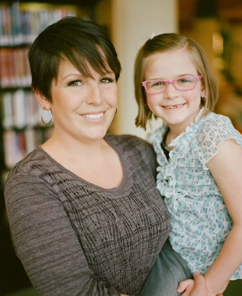 picture showing a whilte mother with her daughter smiling