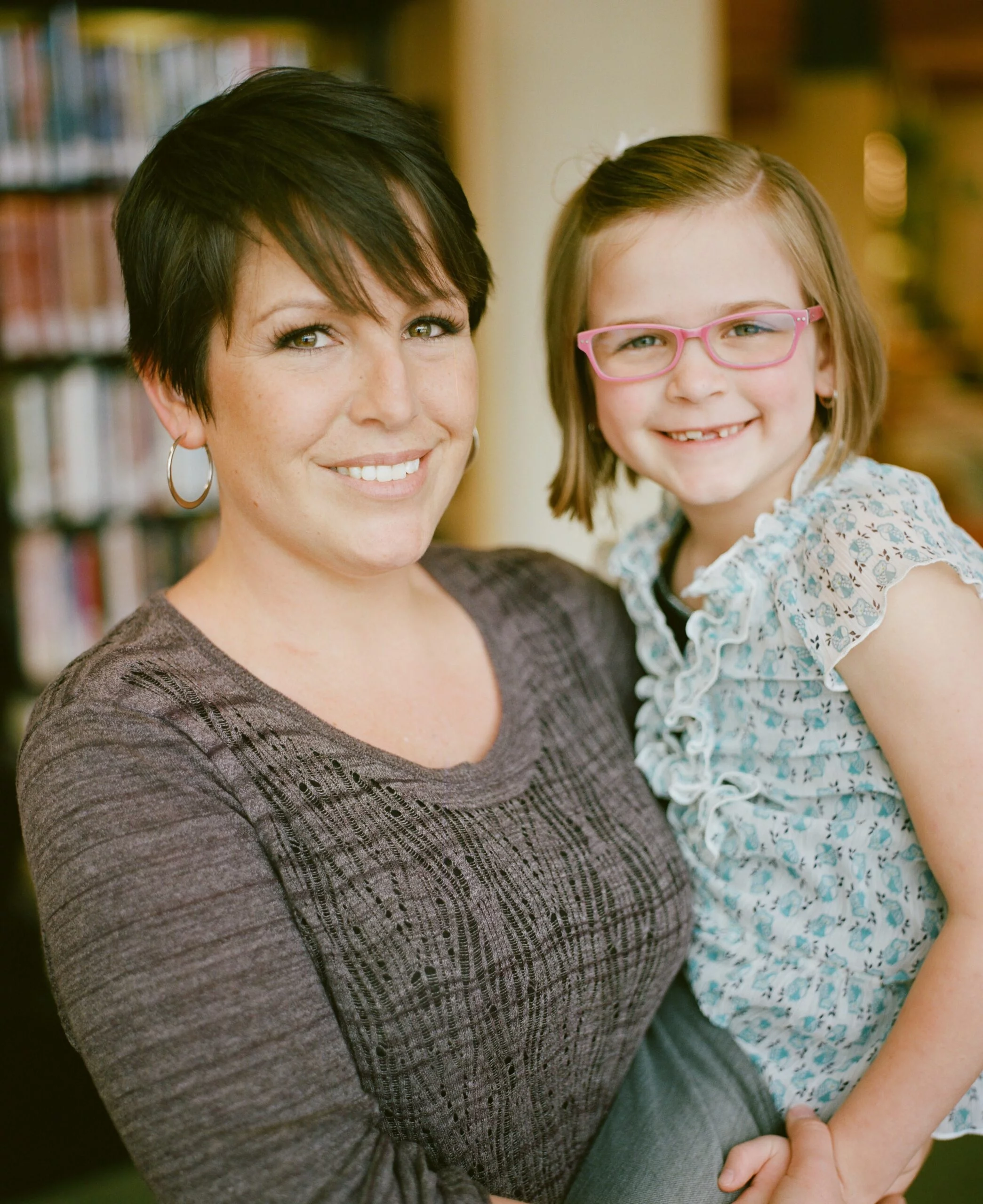 picture showing a whilte mother with her daughter smiling