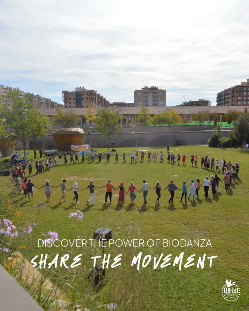 Biodanza group holding hands in a circle at the beginning of a Vivencia session